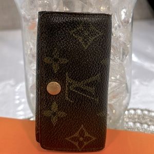 Louis Vuitton A key holder in great condition.